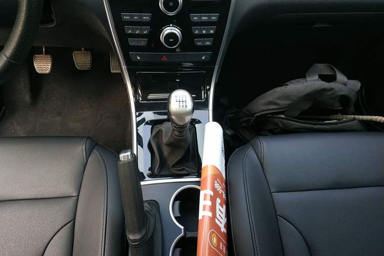 Used Haval H2 2017 Red-Label 1.5T Manual Two-Wheel-Drive Elite Model Gear Lever