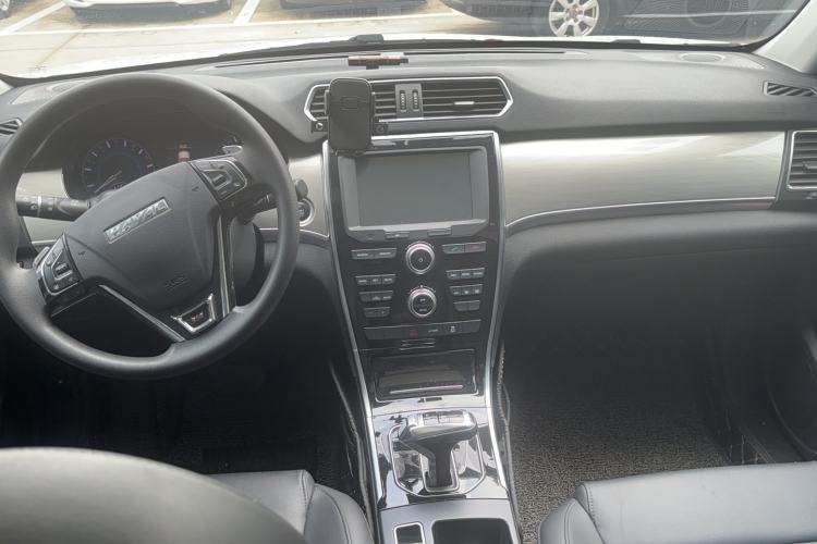 Used Haval H2 2018 Chuanxiang Edition Red Badge 1.5T Dual-Clutch Two-Wheel Drive Fashionable Model Interior 3