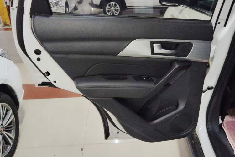 Used Haval H2 2018 1.5T Dual-Clutch Two-Wheel Drive Fashion Model China VI Standard Interior 8