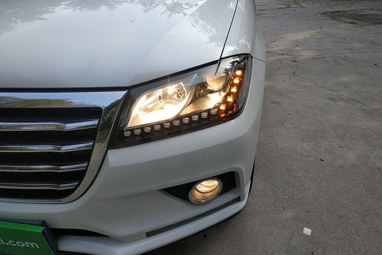 Used Haval H2 2017 Red-Label 1.5T Manual Two-Wheel-Drive Elite Model Left Front Headlight