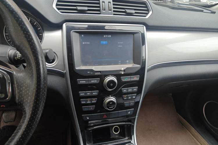 Used Haval H2 2014 1.5T Manual Two-Wheel Drive Prestige Edition Audio And AC Panel