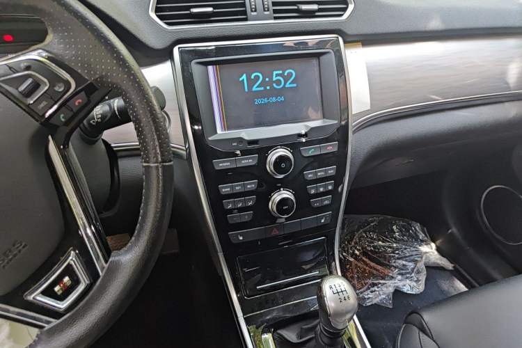 Used Haval H2 2014 1.5T Manual Two-Wheel Drive Elite Edition Audio And AC Panel