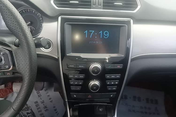 Used Haval H2 2014 1.5T Manual Two-Wheel Drive Elite Edition Audio And AC Panel