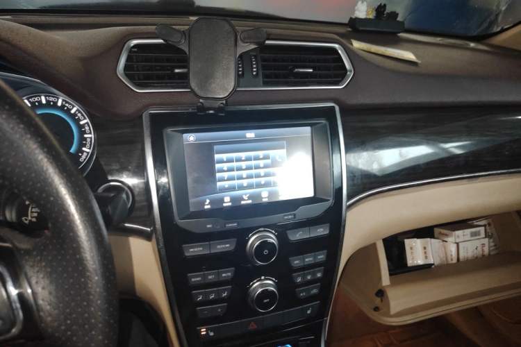 Used Haval H2 2014 1.5T Manual Two-Wheel Drive Elite Edition Audio And AC Panel