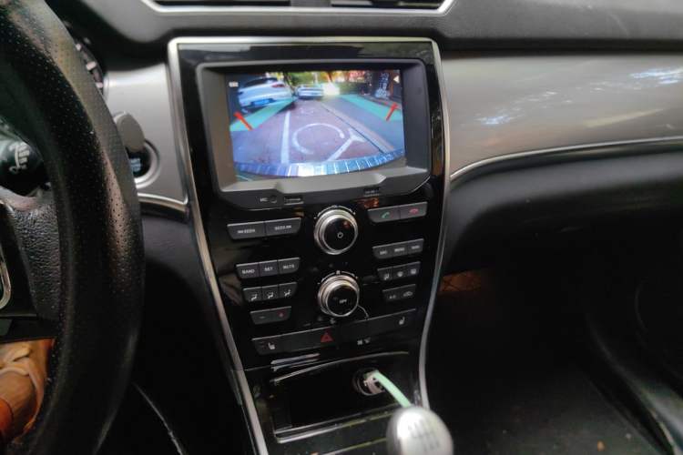 Used Haval H2 2014 1.5T Manual Two-Wheel Drive Elite Edition Audio And AC Panel