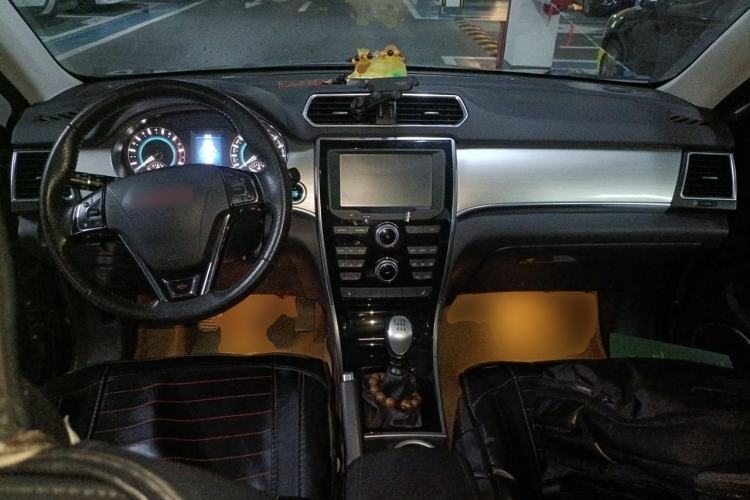 Used Haval H2 2014 1.5T Manual Two-Wheel Drive Elite Edition Center Console