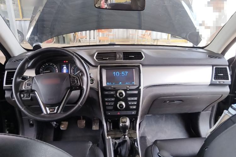 Used Haval H2 2014 1.5T Manual Two-Wheel Drive Elite Edition Center Console