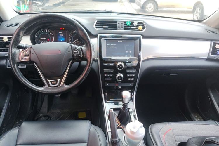Used Haval H2 2014 1.5T Manual Two-Wheel Drive Elite Edition Center Console