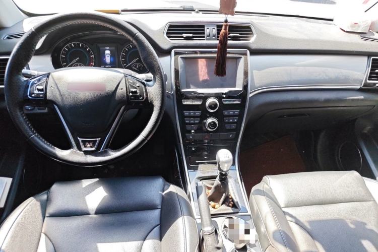 Used Haval H2 2014 1.5T Manual Two-Wheel Drive Prestige Edition Center Console