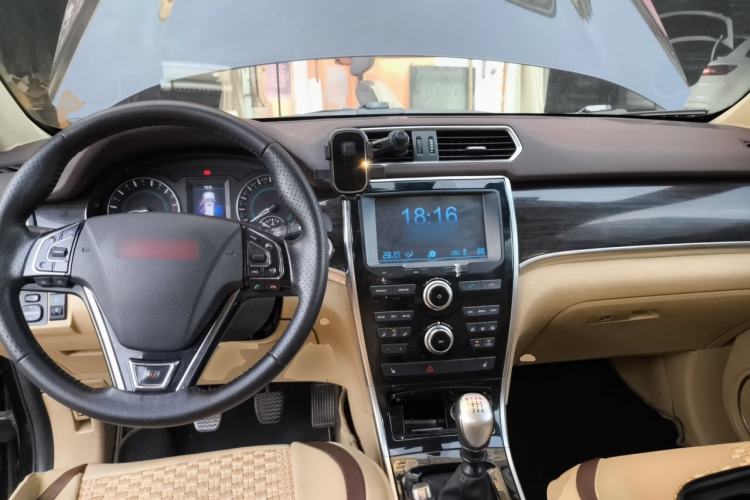 Used Haval H2 2014 1.5T Manual Two-Wheel Drive Elite Edition Center Console