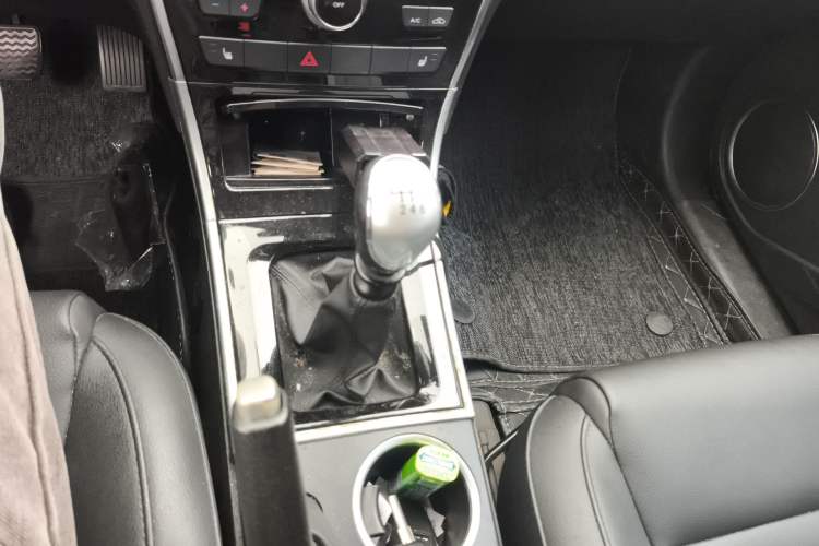 Used Haval H2 2014 1.5T Manual Two-Wheel Drive Elite Edition Gear Lever