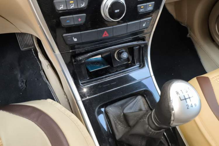 Used Haval H2 2014 1.5T Manual Two-Wheel Drive Elite Edition Gear Lever