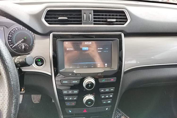 Used Haval H2 2014 1.5T Manual Two-Wheel Drive Elite Edition Audio And AC Panel