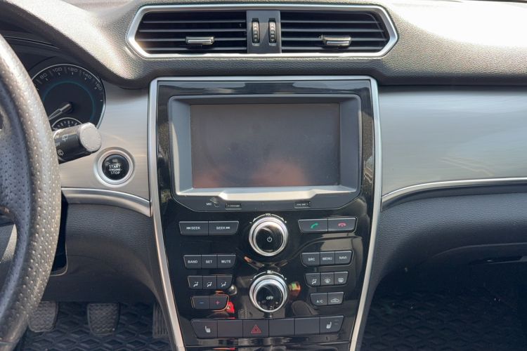Used Haval H2 2014 1.5T Manual Two-Wheel Drive Elite Edition Audio And AC Panel
