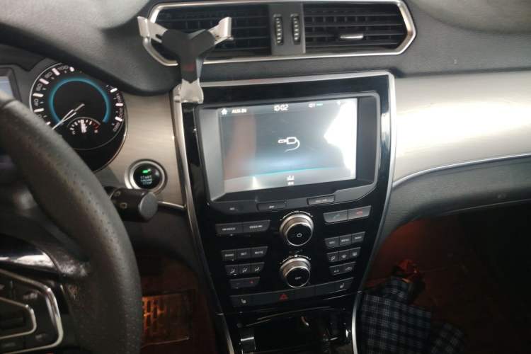 Used Haval H2 2014 1.5T Manual Two-Wheel Drive Elite Edition Audio And AC Panel