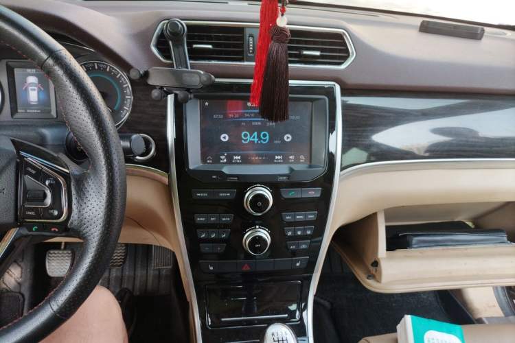 Used Haval H2 2014 1.5T Manual Two-Wheel Drive Elite Edition Audio And AC Panel