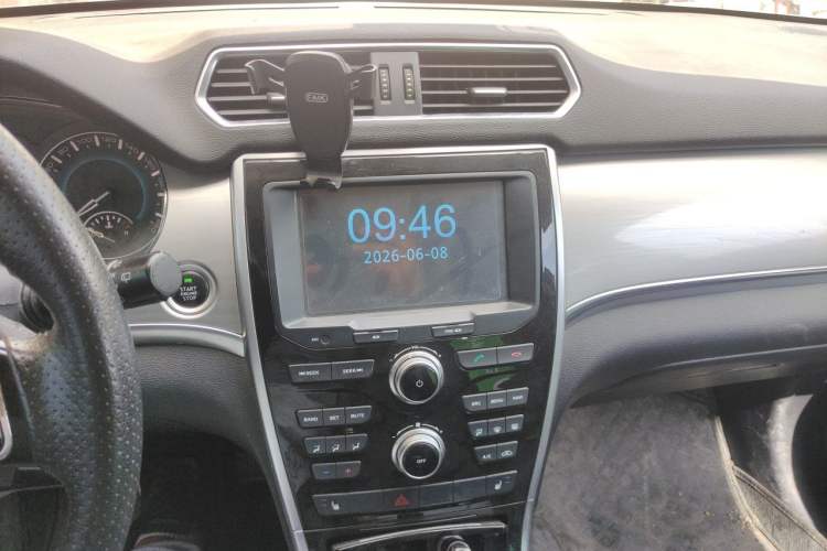 Used Haval H2 2014 1.5T Manual Two-Wheel Drive Elite Edition Audio And AC Panel