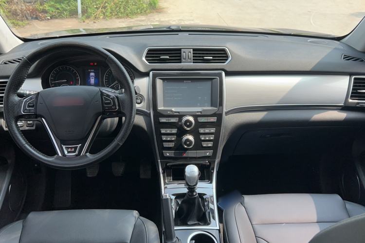 Used Haval H2 2014 1.5T Manual Two-Wheel Drive Elite Edition Center Console