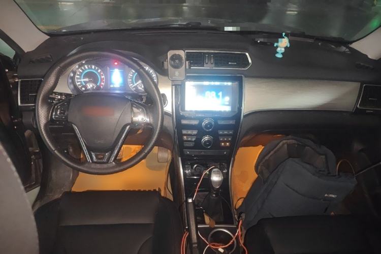 Used Haval H2 2014 1.5T Manual Two-Wheel Drive Elite Edition Center Console