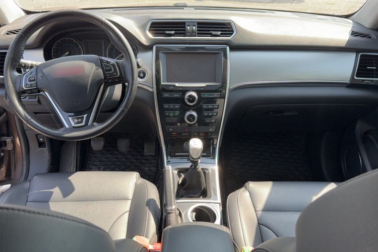 Used Haval H2 2014 1.5T Manual Two-Wheel Drive Elite Edition Center Console