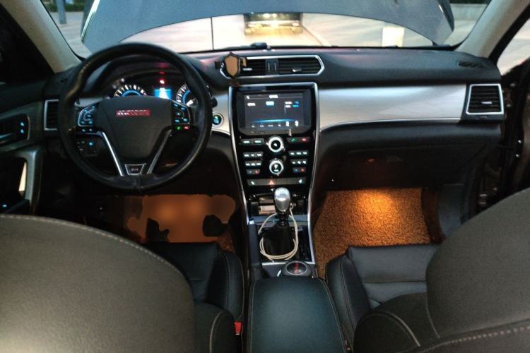 Used Haval H2 2014 1.5T Manual Two-Wheel Drive Prestige Edition Center Console