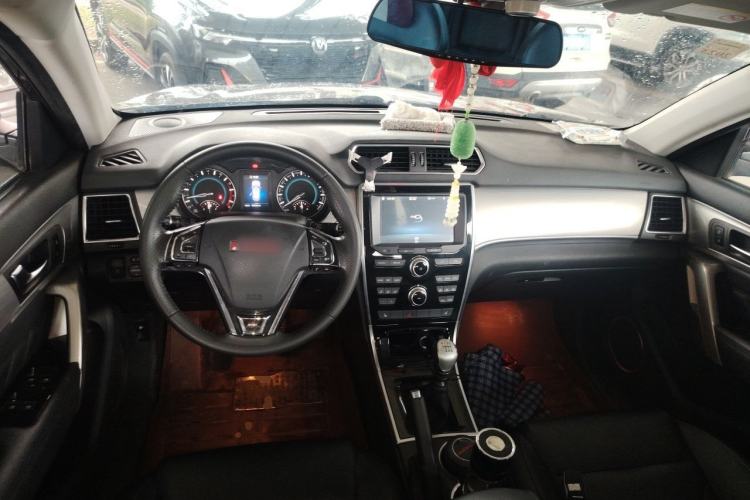 Used Haval H2 2014 1.5T Manual Two-Wheel Drive Elite Edition Center Console