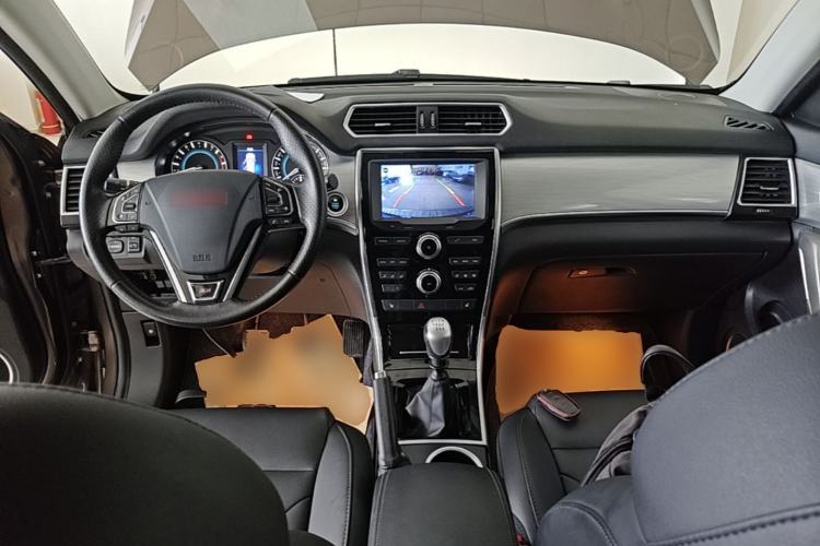 Used Haval H2 2014 1.5T Manual Two-Wheel Drive Elite Edition Center Console