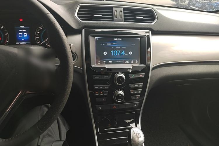 Used Haval H2 2014 1.5T Manual Two-Wheel Drive Prestige Edition Center Console