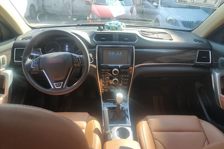 Used Haval H2 2014 1.5T Manual Two-Wheel Drive Elite Edition Center Console