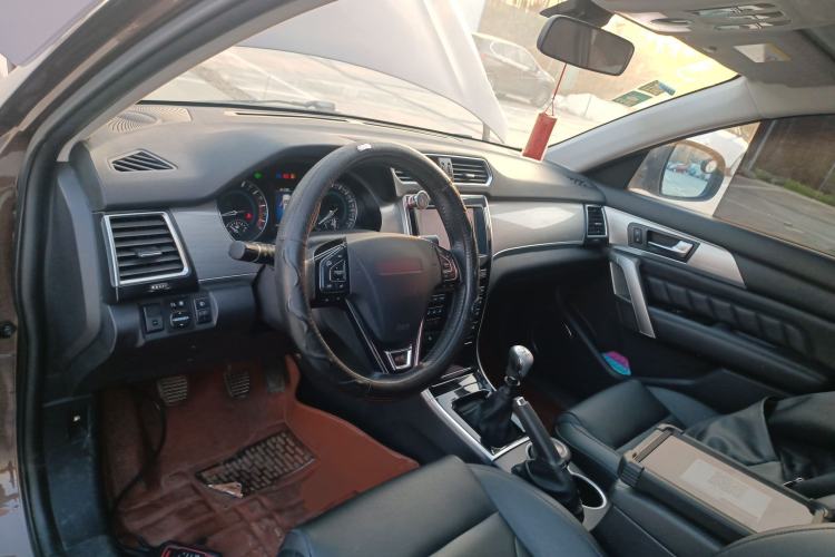 Used Haval H2 2014 1.5T Manual Two-Wheel Drive Elite Edition Center Console