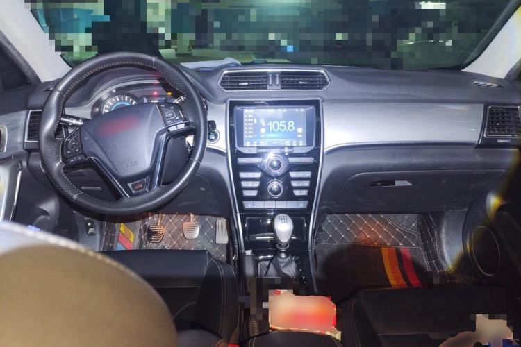 Used Haval H2 2014 1.5T Manual Two-Wheel Drive Elite Edition Center Console