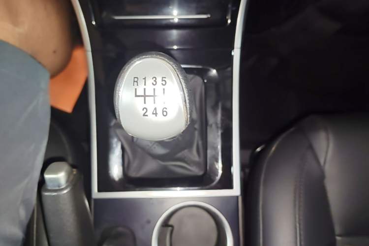 Used Haval H2 2014 1.5T Manual Two-Wheel Drive Prestige Edition Gear Lever