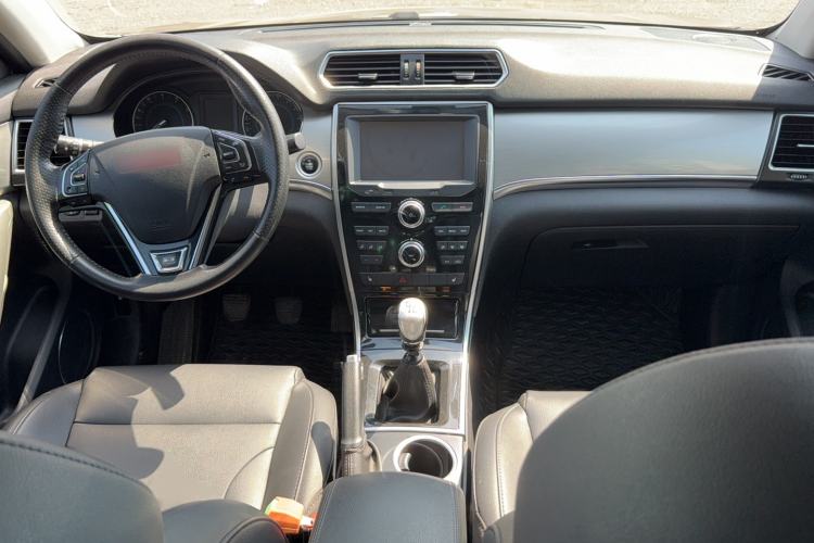 Used Haval H2 2014 1.5T Manual Two-Wheel Drive Elite Edition Interior 2