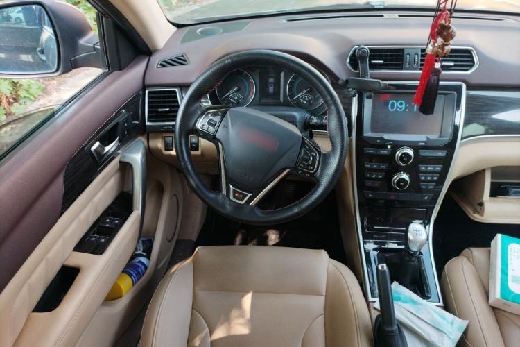 Used Haval H2 2014 1.5T Manual Two-Wheel Drive Elite Edition Steering Wheel