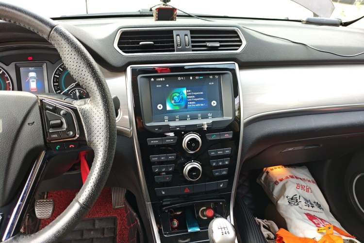 Used Haval H2 2014 1.5T Manual Two-Wheel Drive Elite Edition Audio And AC Panel