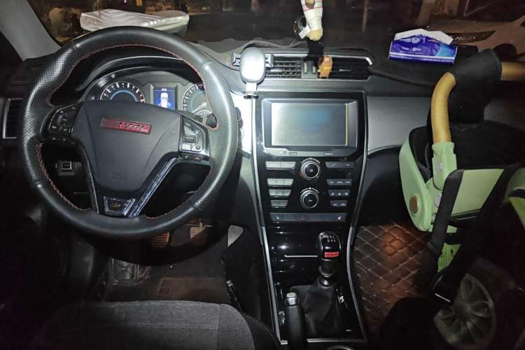 Used Haval H2 2014 1.5T Manual Two-Wheel Drive Elite Edition Center Console