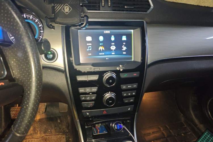 Used Haval H2 2014 1.5T Manual Two-Wheel Drive Elite Edition Audio And AC Panel