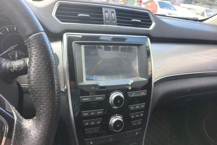 Used Haval H2 2014 1.5T Manual Two-Wheel Drive Elite Edition Audio And AC Panel