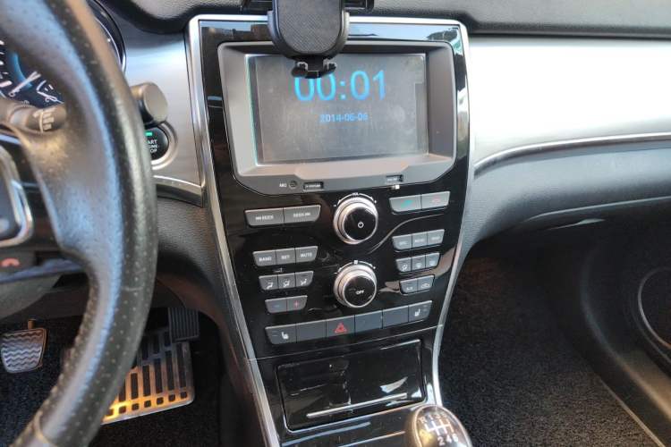 Used Haval H2 2014 1.5T Manual Two-Wheel Drive Elite Edition Audio And AC Panel