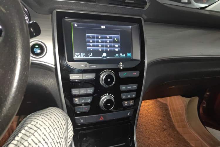Used Haval H2 2014 1.5T Manual Two-Wheel Drive Elite Edition Audio And AC Panel