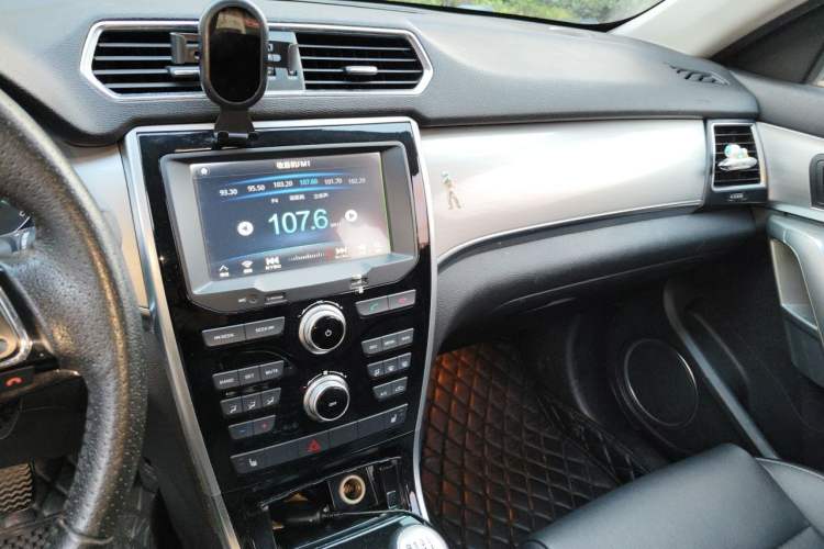 Used Haval H2 2014 1.5T Manual Two-Wheel Drive Elite Edition Audio And AC Panel