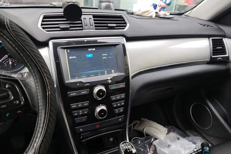 Used Haval H2 2014 1.5T Manual Two-Wheel Drive Elite Edition Audio And AC Panel