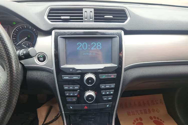 Used Haval H2 2014 1.5T Manual Two-Wheel Drive Elite Edition Audio And AC Panel