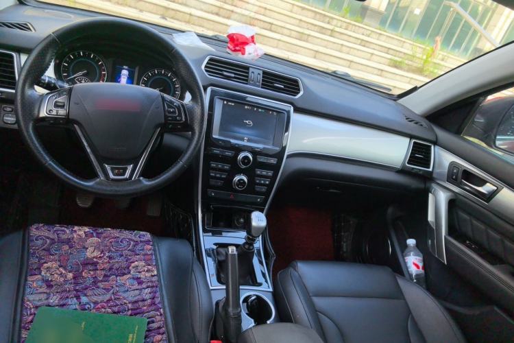 Used Haval H2 2014 1.5T Manual Two-Wheel Drive Prestige Edition Center Console