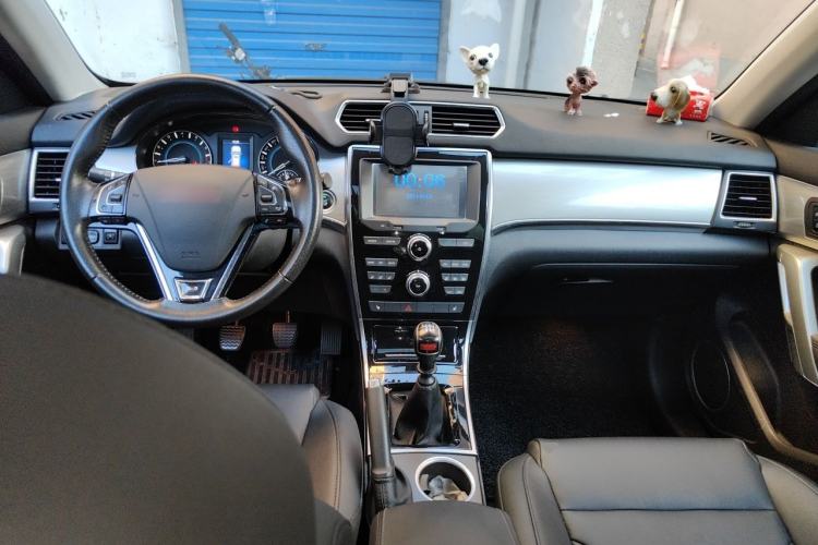 Used Haval H2 2014 1.5T Manual Two-Wheel Drive Elite Edition Center Console