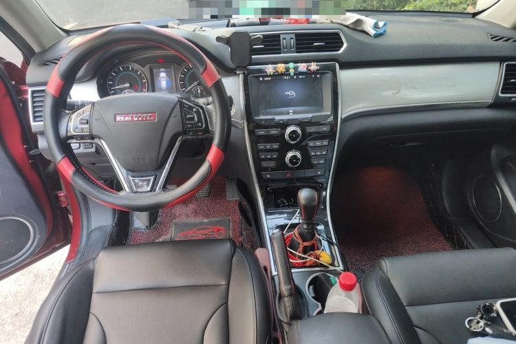 Used Haval H2 2014 1.5T Manual Two-Wheel Drive Elite Edition Center Console