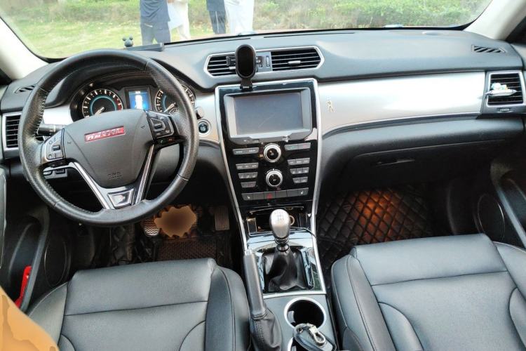 Used Haval H2 2014 1.5T Manual Two-Wheel Drive Elite Edition Center Console
