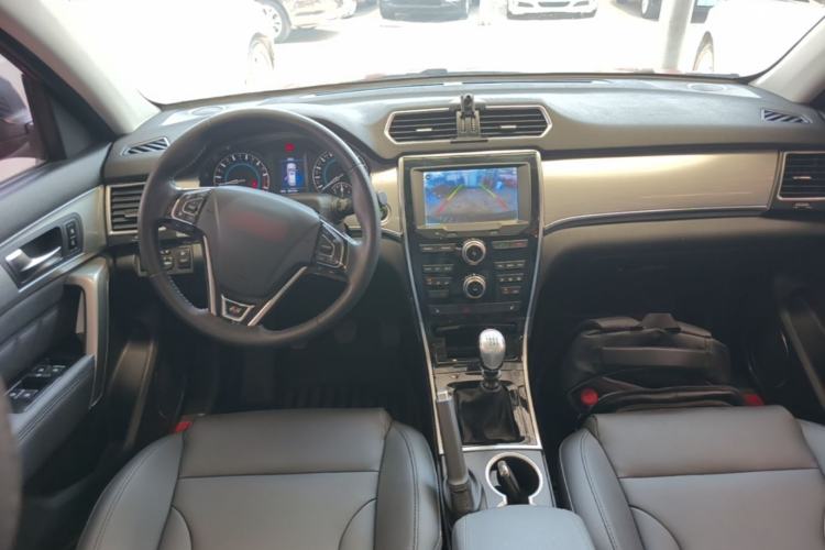 Used Haval H2 2014 1.5T Manual Two-Wheel Drive Elite Edition Center Console