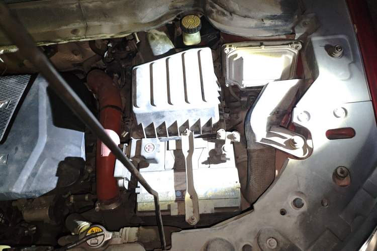 Used Haval H2 2014 1.5T Manual Two-Wheel Drive Prestige Edition Engine Bay Left