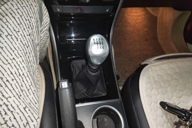 Used Haval H2 2014 1.5T Manual Two-Wheel Drive Elite Edition Gear Lever